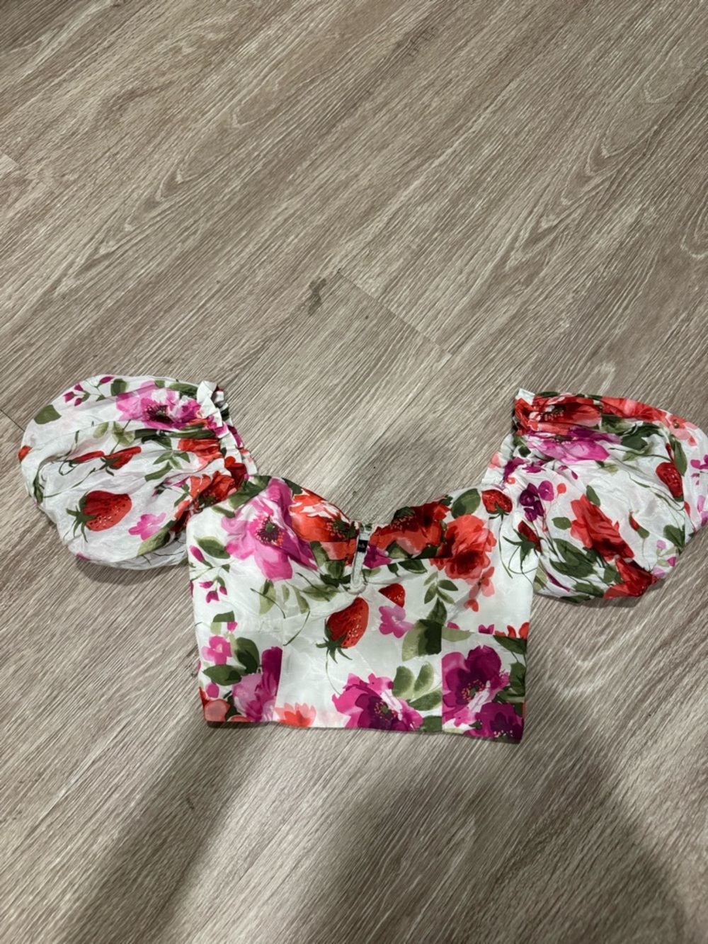 Abercrombie & Fitch White Floral Puff-Sleeve Crop Top with Pink & Red Blooms